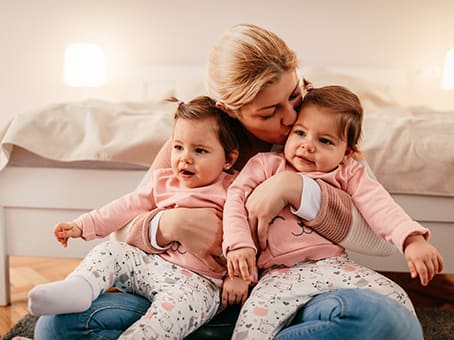 Quiero tener gemelos. ¿Cómo me pueden ayudar la FIV y la maternidad subrogada? imagen