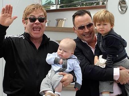 ¿Porqué Elton John no ha logrado adoptar a un niño de Ucrania y ha escogido la subrogación? imagen
