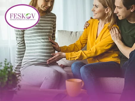 Esquema de la contribuci&oacute;n gen&eacute;tica: 100 % del ADN de los padres biol&oacute;gicos y 0 % de influencia gen&eacute;tica de la madre subrogada.